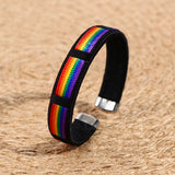 Bracelet Pride Arc-en-Ciel Tissé posé sur un tapis de paille