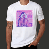 T-shirt blanc unisexe avec illustration artistique centrale dédiée à Marsha P. Johnson, militante trans, mêlant portrait coloré et message de mémoire queer.