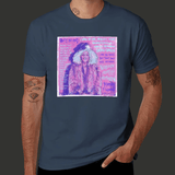 T-shirt bleu marine avec impression frontale d’une illustration queer représentant Marsha P. Johnson, icône trans, dans un style graphique expressif et engagé.