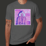 T-shirt gris foncé coupe droite avec visuel artistique hommage à Marsha P. Johnson, portrait stylisé aux couleurs violettes et roses accompagné d’un texte militant.