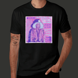 T-shirt noir à manches courtes avec illustration artistique colorée rendant hommage à Marsha P. Johnson, figure historique trans et militante queer, imprimée au centre du vêtement.