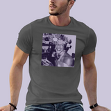Portrait carré imprimé sur un t-shirt. L’image montre une personne souriante dans un environnement intérieur, tenant un verre à la main. Elle porte une coiffure ornée de nombreuses fleurs et des bijoux visibles autour du cou. L’ambiance évoque une scène festive. Le portrait est présenté dans une teinte violette sur fond clair.