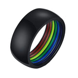 Bague en acier inoxydable avec un extérieur lisse et uni, disponible en noir ou argent. L’intérieur présente six bandes colorées disposées en arcs parallèles : rouge, orange, jaune, vert, bleu et violet. Les couleurs sont placées sur toute la circonférence interne, formant un arc-en-ciel complet uniquement visible lorsque la bague est retirée ou légèrement inclinée. L’extérieur ne montre aucun motif, créant un contraste net entre surface unie et intérieur multicolore.