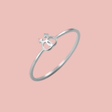 Bague lesbienne double Vénus argent, anneau fin avec symbole féminin entrelacé sur fond rose