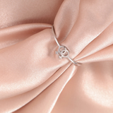 Bague lesbienne double Vénus argent portée, symbole féminin discret sur anneau fin