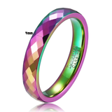 Bague facettée en carbure de tungstène poli, largeur 4 mm. La surface extérieure montre des facettes régulières aux reflets multicolores irisés. L’intérieur est lisse et brillant avec gravure visible.