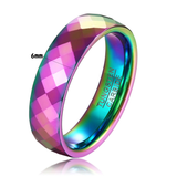 Bague facettée en carbure de tungstène poli, largeur 6 mm. La surface extérieure présente des facettes géométriques avec des reflets prismatiques multicolores. L’intérieur est lisse avec gravure “TUNGSTEN CARBIDE”.