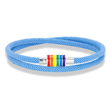 Bracelet composé d’un cordon tressé disponible en plusieurs couleurs. Au centre, un module cylindrique métallique argenté présente plusieurs anneaux colorés alignés : rouge, orange, jaune, vert, bleu et violet. Le bracelet fait deux tours et conserve une forme souple. Le contraste entre le cordon et les anneaux colorés crée un point focal simple et net