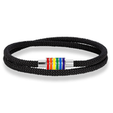 Bracelet composé d’un cordon tressé disponible en plusieurs couleurs. Au centre, un module cylindrique métallique argenté présente plusieurs anneaux colorés alignés : rouge, orange, jaune, vert, bleu et violet. Le bracelet fait deux tours et conserve une forme souple. Le contraste entre le cordon et les anneaux colorés crée un point focal simple et net