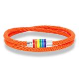 Bracelet composé d’un cordon tressé disponible en plusieurs couleurs. Au centre, un module cylindrique métallique argenté présente plusieurs anneaux colorés alignés : rouge, orange, jaune, vert, bleu et violet. Le bracelet fait deux tours et conserve une forme souple. Le contraste entre le cordon et les anneaux colorés crée un point focal simple et net