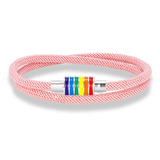 Bracelet composé d’un cordon tressé disponible en plusieurs couleurs. Au centre, un module cylindrique métallique argenté présente plusieurs anneaux colorés alignés : rouge, orange, jaune, vert, bleu et violet. Le bracelet fait deux tours et conserve une forme souple. Le contraste entre le cordon et les anneaux colorés crée un point focal simple et net