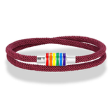 Bracelet composé d’un cordon tressé disponible en plusieurs couleurs. Au centre, un module cylindrique métallique argenté présente plusieurs anneaux colorés alignés : rouge, orange, jaune, vert, bleu et violet. Le bracelet fait deux tours et conserve une forme souple. Le contraste entre le cordon et les anneaux colorés crée un point focal simple et net