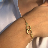 Détail du bracelet lesbien double Vénus en métal doré, symbole de l’amour entre femmes