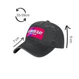 Casquette de style baseball avec visière incurvée. Tissu à effet délavé, visible en trois déclinaisons : gris foncé, gris clair et beige. Sur l’avant, un large rectangle rose vif imprimé. Au centre, texte blanc « YAS QUEEN SLAY » et en plus petit « All day, every day ». À gauche du texte, partie d’un rouge à lèvres violet en gros plan. L’impression est rectangulaire et occupe la zone frontale de la casquette.