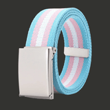 Ceinture en toile tissée aux couleurs du drapeau transgenre, composée de bandes horizontales bleu ciel, rose et blanche, avec une boucle automatique rectangulaire en métal argenté. La sangle est souple et présentée enroulée.