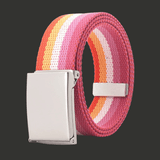 Ceinture en sangle textile enroulée, aux bandes horizontales multicolores du drapeau lesbien, avec boucle rectangulaire métallique visible.