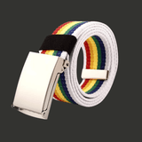 Image montrant une ceinture arc-en-ciel en toile tissée enroulée, avec une boucle automatique rectangulaire en métal gris clair. Les bandes multicolores sont visibles sur toute la longueur de la sangle.