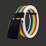Image montrant une ceinture arc-en-ciel en toile tissée enroulée, avec une boucle automatique rectangulaire en métal noir. Les bandes multicolores contrastent avec le fond blanc de la sangle.