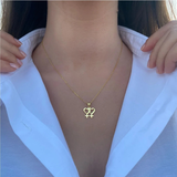 Collier doré doubles cœurs entrelacés, bijou fin célébrant amour entre femmes et fierté LGBTQIA+. Pièce élégante, délicate, idéale en cadeau symbolique.
