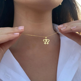 Collier doré doubles cœurs entrelacés, bijou fin célébrant amour entre femmes et fierté LGBTQIA+. Pièce élégante, délicate, idéale en cadeau symbolique.