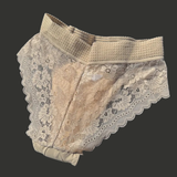 Culotte de tucking MtF beige en dentelle avec zone de compression intégrée, vue arrière, conçue pour aplatir la zone génitale sans ruban adhésif.