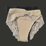 Culotte de tucking MtF en dentelle beige avec bande de maintien renforcée, vue de face, conçue pour le tucking quotidien sans gaff ni tape.
