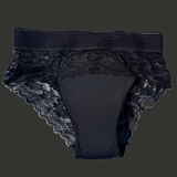 Culotte de tucking MtF noire en dentelle, vue de face, avec panneau frontal de compression pour un rendu lisse et discret sous les vêtements.