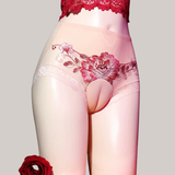 modèle portant une culotte beige dentelle et fleurie pour personne trans MTF