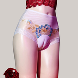 modèle portant une culotte blanche dentelle et fleurie pour personne trans MTF