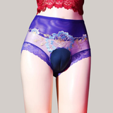 modèle portant une culotte bleue dentelle et fleurie pour personne trans MTF