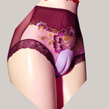 modèle portant une culotte mauve dentelle et fleurie pour personne trans MTF