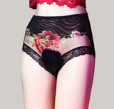 modèle portant une culotte noire dentelle et fleurie pour personne trans MTF