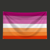 Drapeau rectangulaire en tissu aux bandes horizontales rouges, orangées, blanches et roses, présenté à plat sur fond blanc, avec œillets visibles sur le côté.