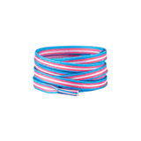 Paire de lacets plats aux couleurs du drapeau trans, bleu, rose et blanc, enroulés sur eux-mêmes, présentés sur fond blanc.