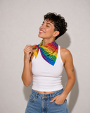 Foulard Pride arc-en-ciel noué autour du cou sur un t-shirt blanc