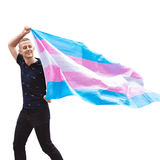 Grand drapeau trans en tissu, porté par un homme