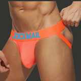 Jockstrap gay fluo orange avec ceinture large et avant micro-perforé, vue de trois-quarts sur mannequin