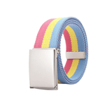 Ceinture en sangle textile enroulée, avec bandes horizontales roses, jaunes et bleues, et boucle rectangulaire métallique visible.
