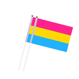 Deux petits drapeaux pansexuels montés sur tiges blanches avec embouts dorés, présentés légèrement inclinés sur fond blanc.