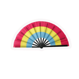 Éventail pliable ouvert montrant les bandes colorées rose, jaune et bleu du drapeau pansexuel, avec structure noire centrale.