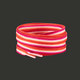 Paire de lacets plats drapeau lesbien, enroulés, avec embouts visibles, présentés sur fond gris .