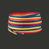 Paire de lacets plats enroulés. Les lacets présentent des bandes multicolores horizontales correspondant aux couleurs du drapeau Pride. Les couleurs sont vives et contrastées. Les extrémités sont rigides. Présentation sur fond gris, sans texte intégré.
