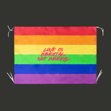 Drapeau rectangulaire avec bandes horizontales rouge, orange, jaune, vert, bleu et violet formant le drapeau arc-en-ciel Pride. Au centre apparaît le texte rose vif "Love Is Immortal Not Immoral" écrit dans une typographie manuscrite dynamique. Des bandes de fixation blanches sont visibles aux coins.