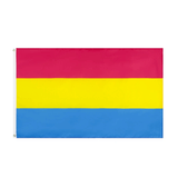 Drapeau pansexuel déployé, avec trois bandes horizontales rose, jaune et bleu, œillets visibles sur le côté gauche.