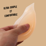 Prothèse FTM en silicone souple pour packing, disponible en version adhésive et non adhésive – couleur peau. Vue sur une personne montrant la souplesse de la prothèse