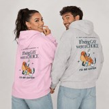 Deux personnes portent des sweats à capuche LGBT vus de dos, l’un rose clair et l’autre gris chiné. Un grand design rétro au centre du dos affiche le texte “If being GAY were a CHOICE I’d be GAYER”. Sous la phrase, un hot-dog cartoon avec des bras et des jambes tient une boisson et marche avec un sourire. Les mannequins se tiennent la main et regardent vers l’arrière en souriant. Ambiance joyeuse et décontractée sur fond gris clair.