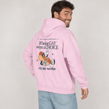 Homme portant un sweat à capuche rose clair vu de dos sur fond neutre. Le dos du hoodie présente un grand imprimé rétro avec le texte “If being GAY were a CHOICE I’d be GAYER”. Sous le slogan, un personnage hot-dog cartoon marche avec une boisson à la main et un large sourire. Le mannequin tourne légèrement la tête vers l’appareil photo avec une expression joyeuse.