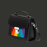 Vue de trois-quarts du sac montrant le volume et la profondeur. La bandoulière est attachée sur le côté. Le motif Pride reste visible sur la face avant, avec les coutures apparentes.