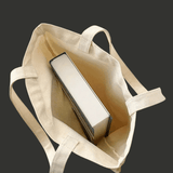 Gros plan sur le tote bag contenant un livre