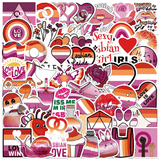 Ensemble dense de stickers illustrés aux couleurs lesbiennes, montrant cœurs, textes et symboles graphiques, disposés sur fond clair.